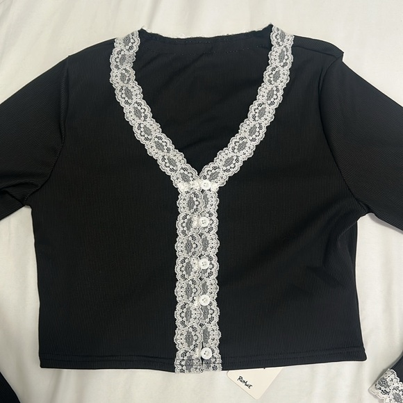 3/$30 NWT cropped long sleeve lace trim button up shirt medium - Picture 2 of 3